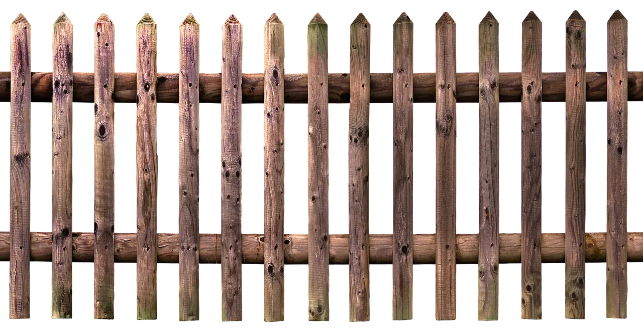 Guide: Sådan bygger du et hegn med rafter med bark