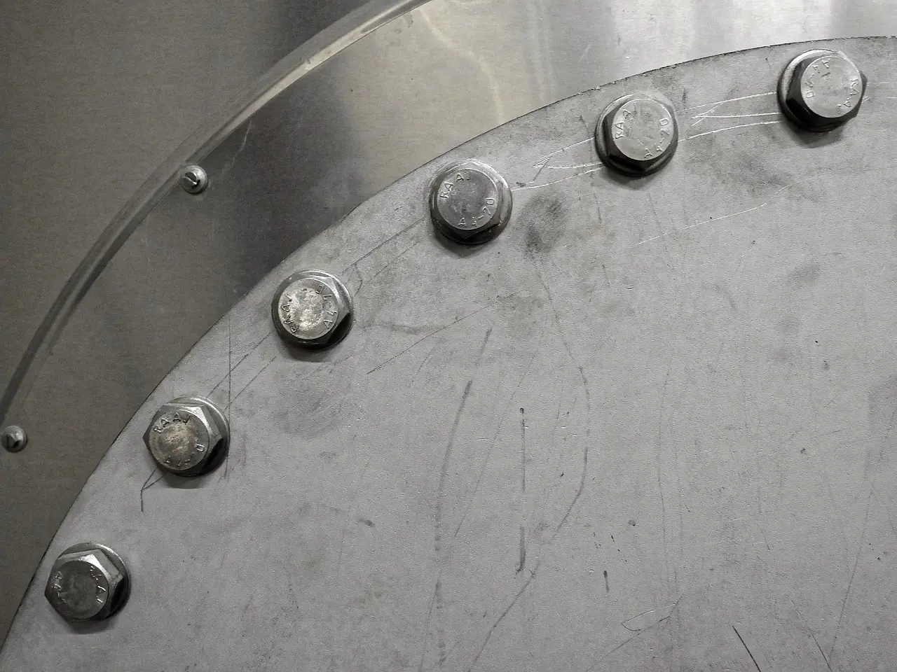 Hvilke skruer skal jeg bruge til trykimprægneret træ udendørs?