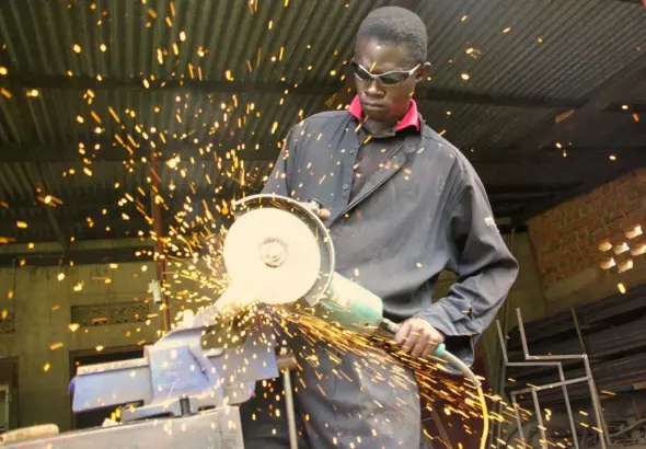 Monter støvskærm på vinkelsliberen til betonskæring