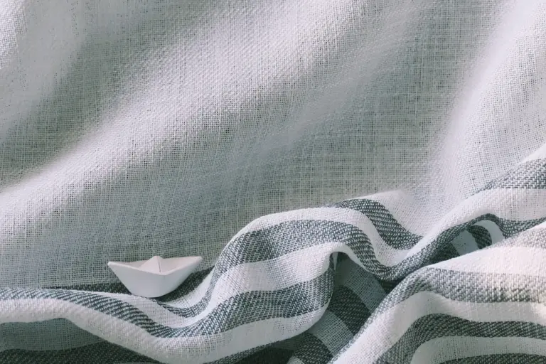 Sådan vælger du mørklægningsgardiner til børneværelset